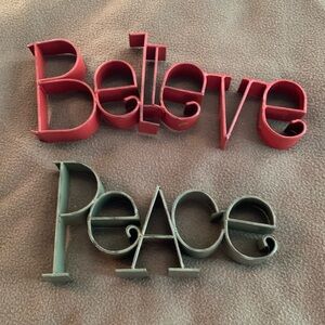 Cute Believe and Peace metal standing signs. Approx 5” tall. 13” long & 9 1/2”